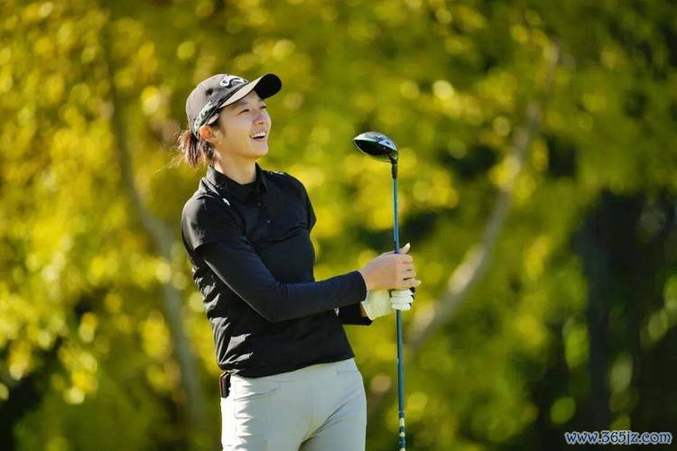 FILA GOLF女子菁英赛次轮许赢并列领先 冲第三冠