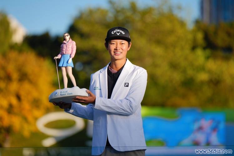 FILA GOLF女子菁英赛次轮许赢并列领先 冲第三冠