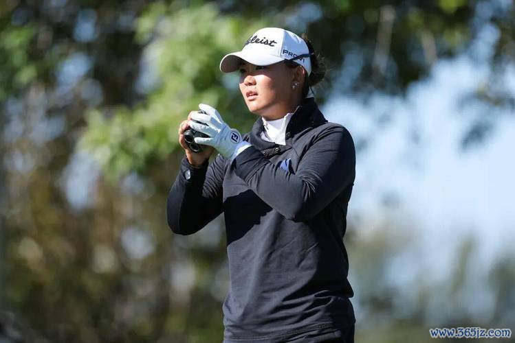 FILA GOLF女子菁英赛次轮许赢并列领先 冲第三冠